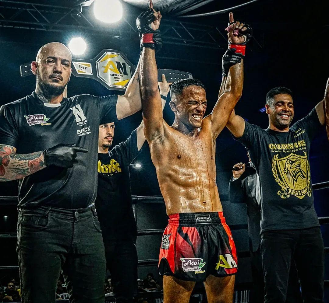 Ederson Santiago celebrando vitória no ringue